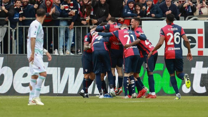 I giocatori del Cagliari esultano dopo il gol del 3 a 0