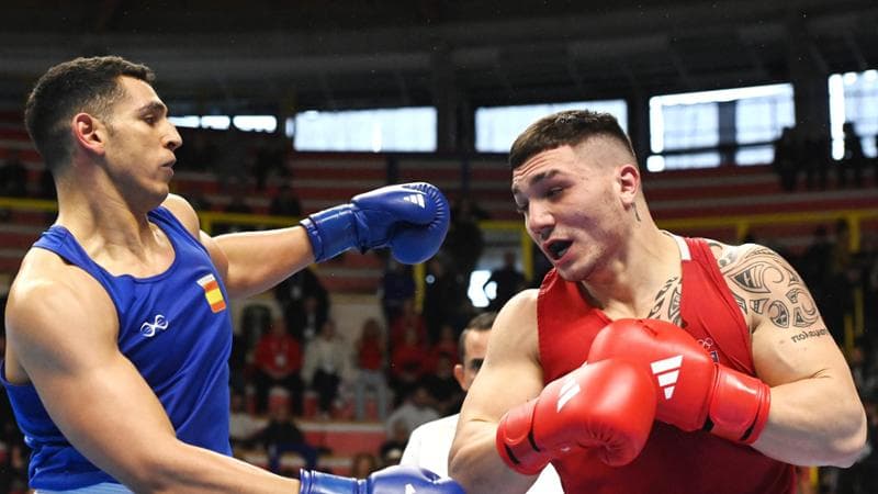 Lenzi (in maglia rossa) all'attacco (foto Bozzani)