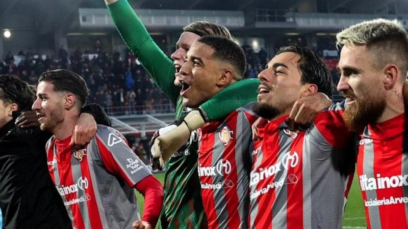 La festa della Cremonese dopo la vittoria sul Como