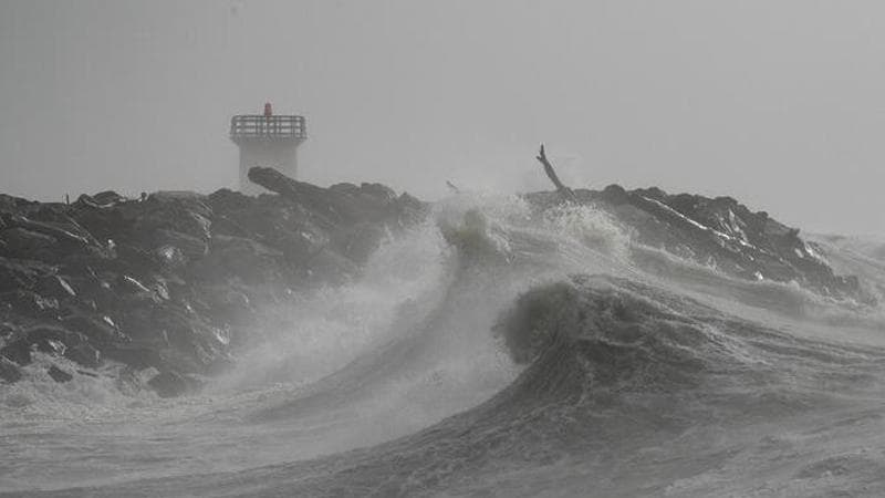 Previsioni meteo, pioggia neve e venti di burrasca. Frane in Liguria e fiumi sotto osservazione in Lombardia