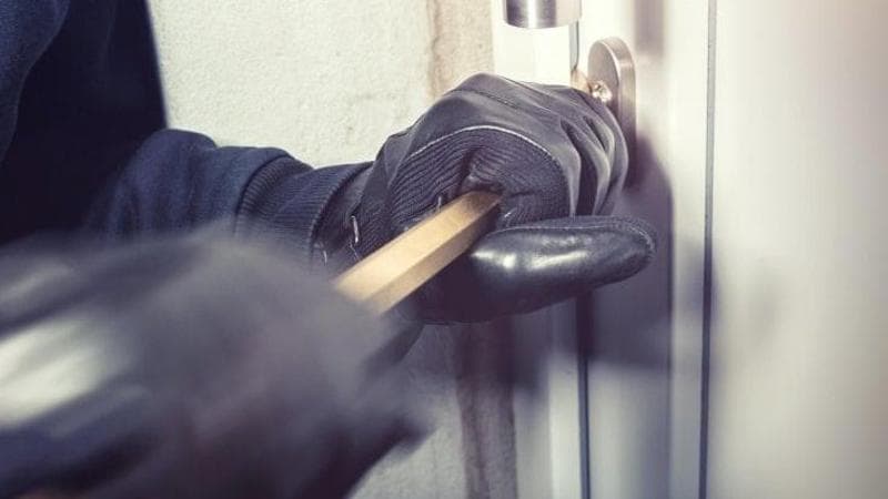 Volano, tre ladri sequestrano in casa una famiglia. Poi si dileguano col bottino
