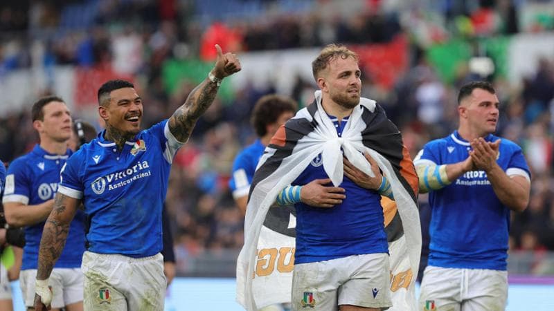 Gli azzurri festeggiano la vittoria sulla Scozia