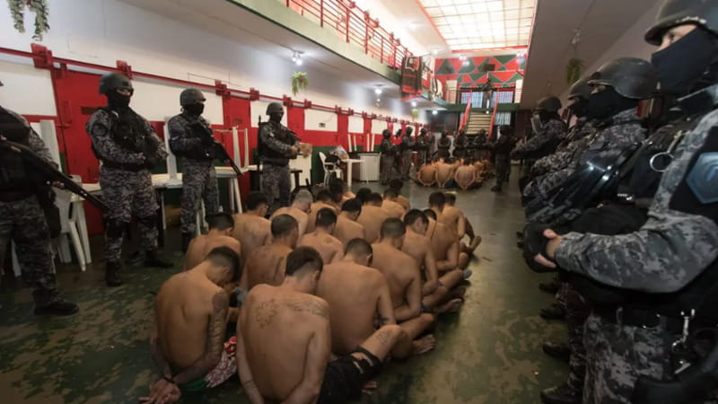 Argentina, seminudi con le mani legate dietro la schiena. Milei copia Bukele nel pugno di ferro contro le gang