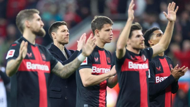Xabi Alonso e i giocatori del Bayer festeggiano a fine partita