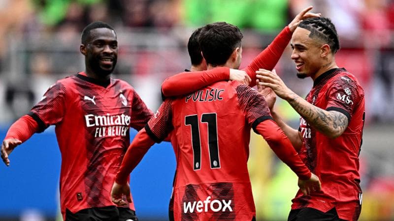 Pulisic festeggiato dai compagni dopo il gol