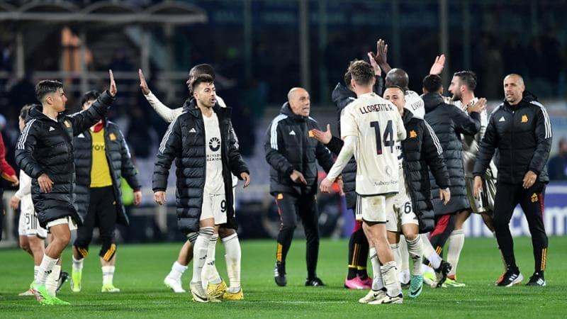 Llorente festeggia il gol con i compagni di squadra