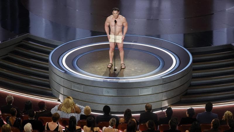 John Cena nudo sul palco degli Oscar, Kimmel lo copre con la tenda