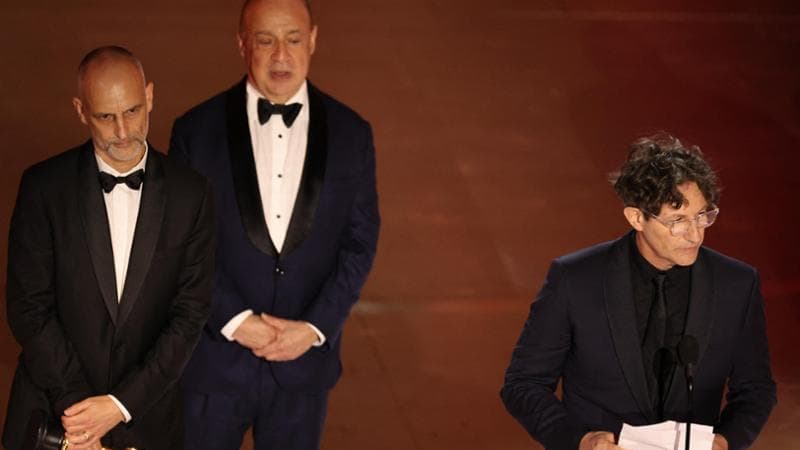 Il conflitto in Medioriente irrompe alla cerimonia degli Oscar. Il regista Jonathan Glazer: “Sono tutte vittime delle deumanizzazione”
