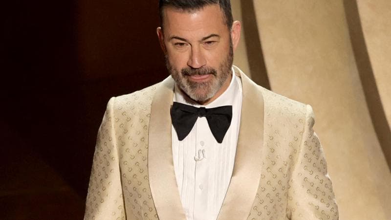 Jimmy Kimmel criticato da Trump, il conduttore degli Oscar replica: “Sorpreso che sia ancora in piedi, non è un po’ tardi in prigione?”