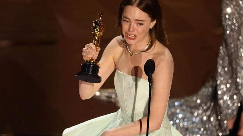 Emma Stone, l’attrice due volte premio Oscar sul palco con l’abito strappato
