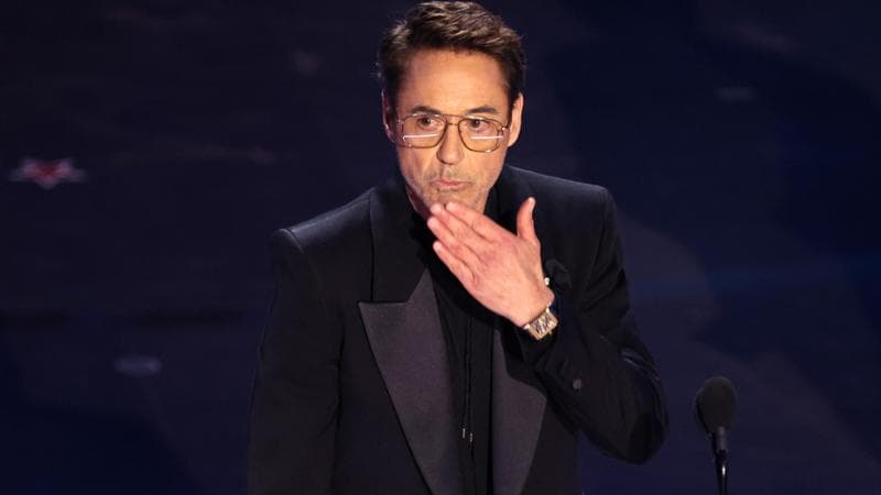 Robert Downey Jr., finalmente l’Oscar: “Grazie a mia moglie, ero un cucciolo abbandonato, mi ha riportato in vita”
