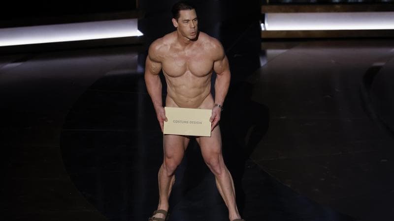 Notte degli Oscar, da John Cena nudo sul palco alle battute di Jimmy Kimmel: top e flop della serata
