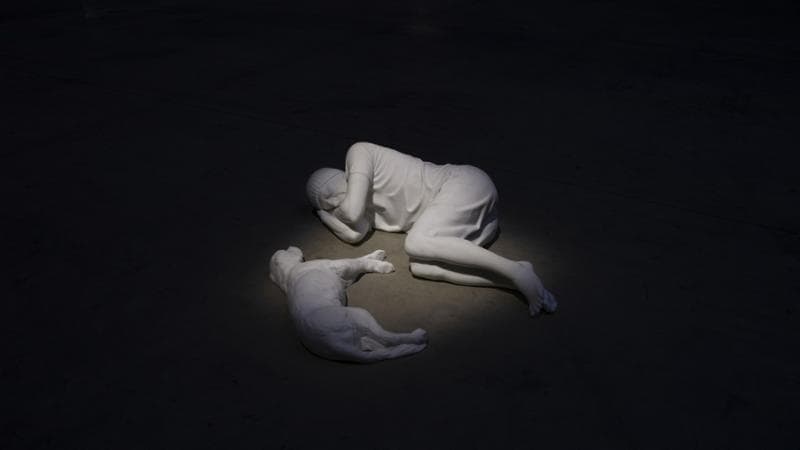 Maurizio Cattelan, Mother, 1999, performance alla XLVIII Biennale di Venezia. Cattelan è uno degli artisti invitati a partecipare al Padiglione della Santa Sede per la Biennale 2024