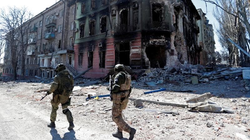 FILE PHOTO: Service members of pro-Russian troops inspect streets during Ukraine-Russia conflict in the southern port city of Mariupol, Ukraine April 7, 2022. REUTERS/Alexander Ermochenko/File Photo