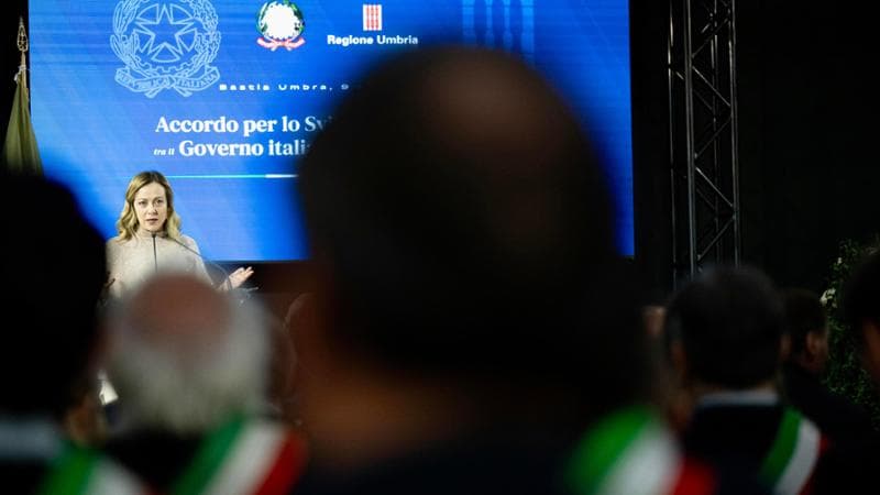 Sondaggi politici, FdI perde ancora: ora il Pd è a meno di sette punti