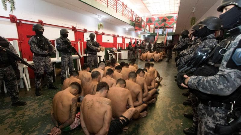 Argentina, i narcos scatenano la violenza nelle strade di Rosario. Milei manda l’esercito
