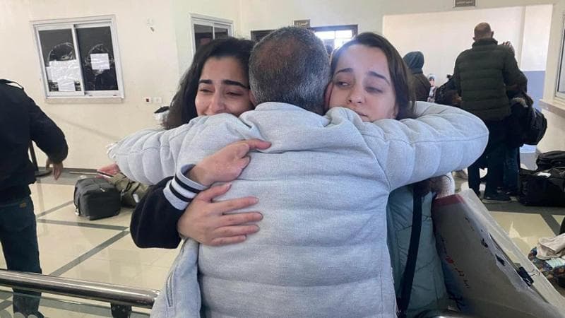 L’ultima notte con le mie gemelle che finalmente sono uscite da Gaza. Non so se le rivedrò: ho il cuore infranto ma felice