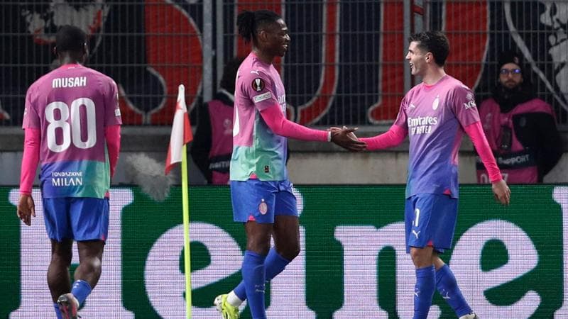 Leao festeggiato da Pulisic dopo il gol