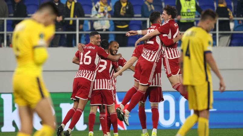 I giocatori dell'Olympiacos esultano
