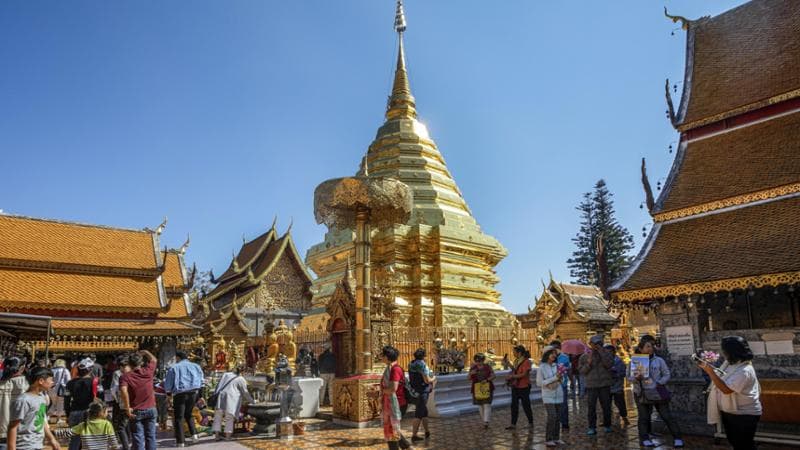 Il Wat Phra That Doi Suthep, nella periferia dell'attuale città, in una giornata di cielo limpido