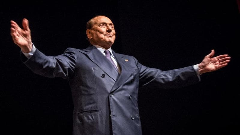 FdI sulla scia di Berlusconi: niente pance e inestetismi per i politici in tv. Così i telecasting hanno fatto scuola