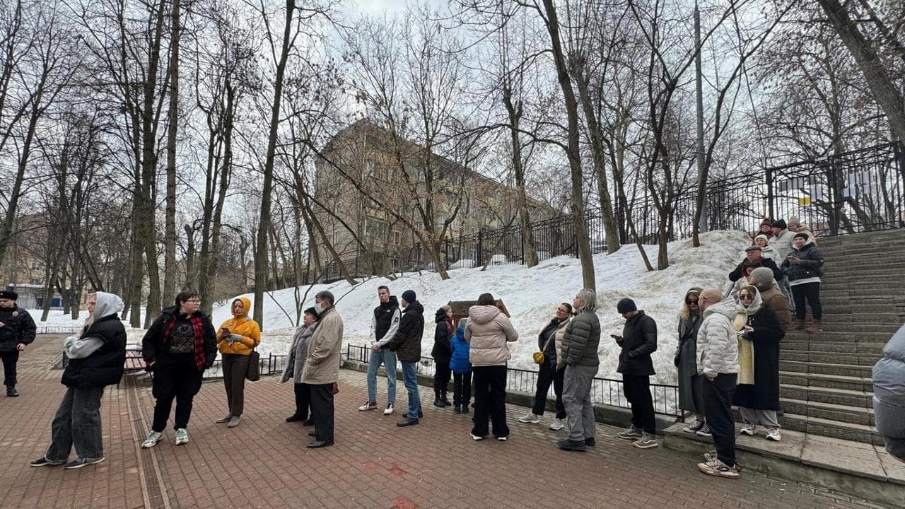 La coda al seggio intorno alle ore 12 / Foto Rosalba Castelletti