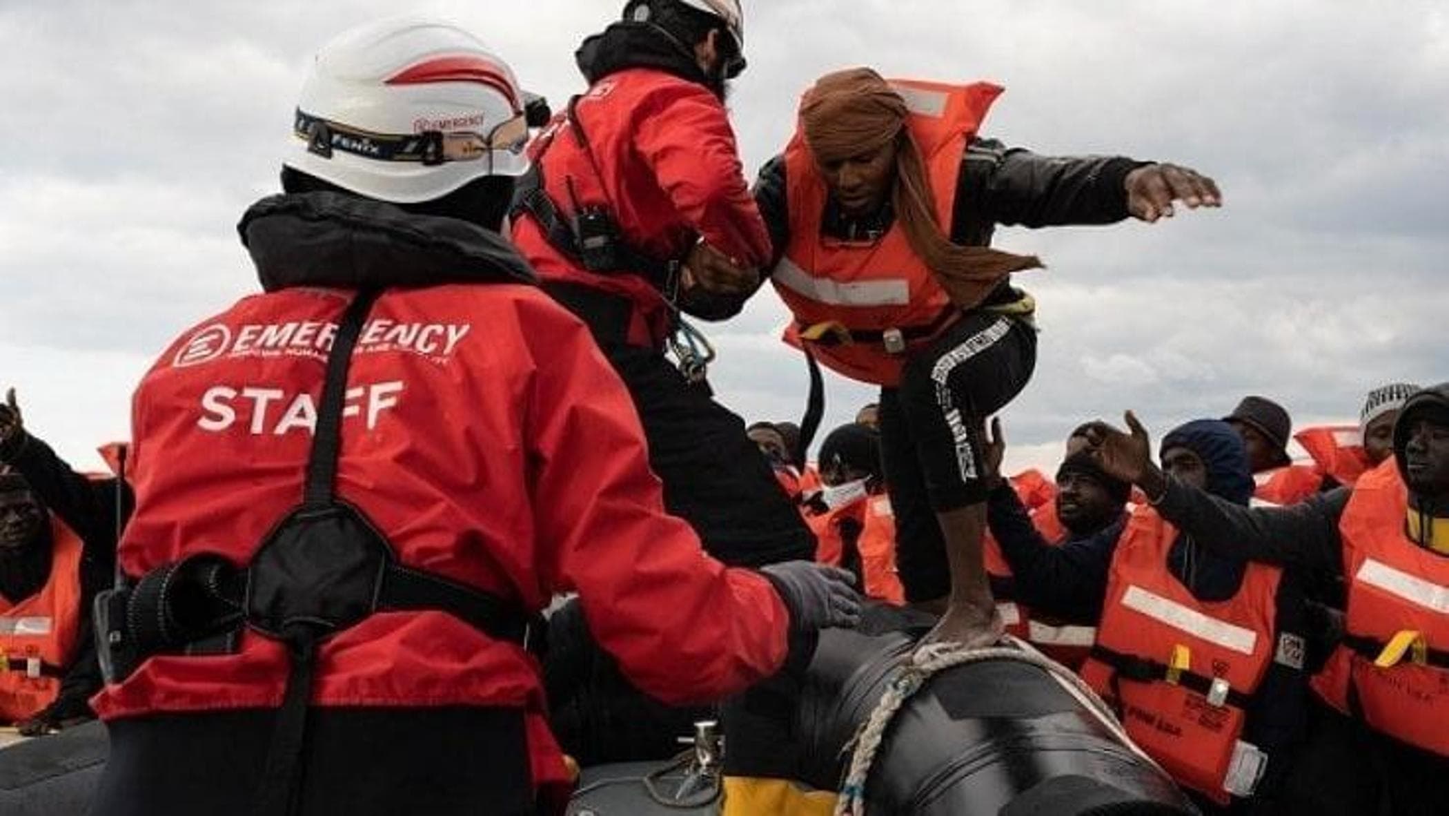 Acil Durum gemisiyle denizde 71 kişi kurtarılan göçmenler: “24 saattir motor kapalı halde yol alıyorlardı, yerlerini tespit etmek 3 saat sürdü”