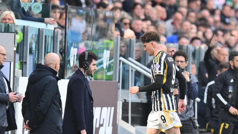 Vlahovic lascia il campo dopo l'espulsione