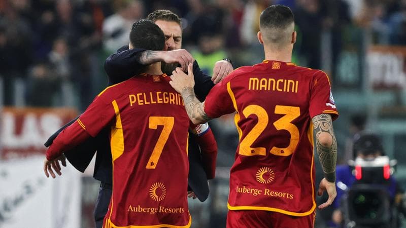 Pellegrini festeggia la rete della vittoria con De Rossi e Mancini