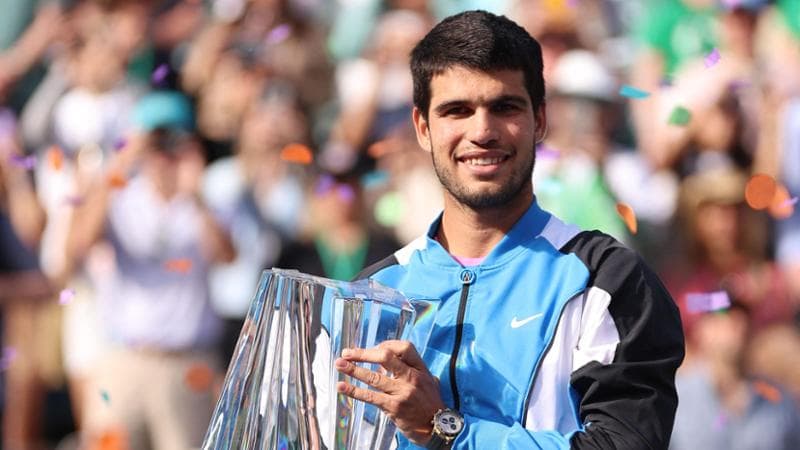 Carlos Alcaraz con il trofeo vinto a Indian Wells