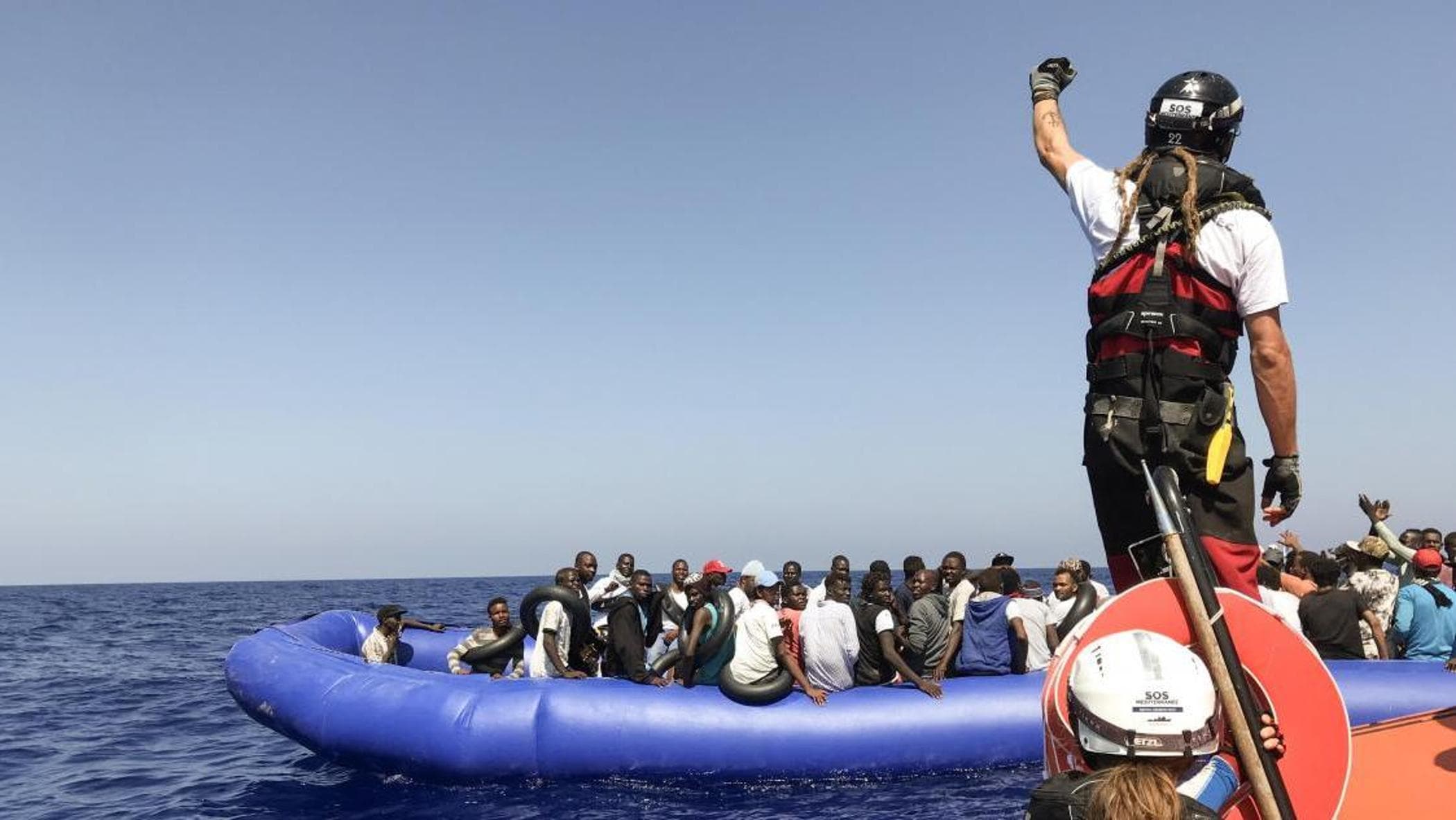 Göçler, Ancona'da Libya açıklarındaki gemi kazasından sağ kurtulanlar Ocean Viking tarafından kurtarıldı: 336 göçmen, 43'ü refakatsiz çocuk