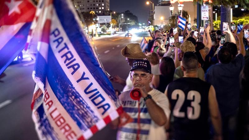 A sostegno delle proteste è scesa in piazza anche la comunità cubana a Miami