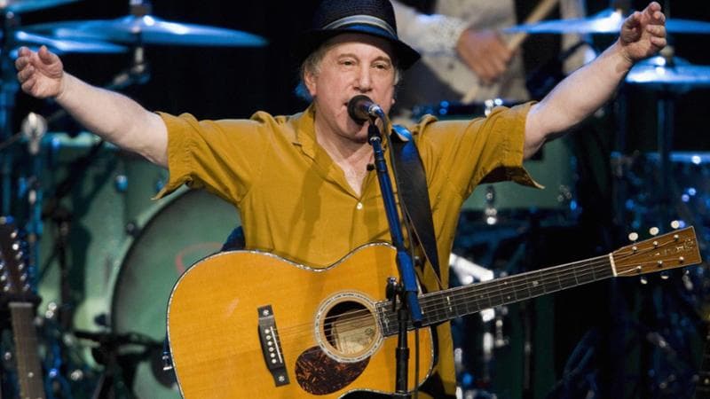 Paul Simon, l’udito migliora: “Potrei tornare sul palco”