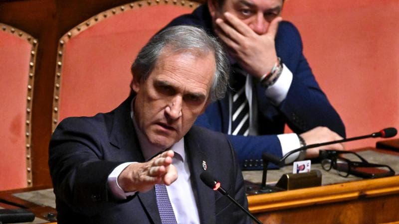 Menia (FdI) irride Macron al Senato: “C’è chi si presenta femmineo e mostra muscoli in Ucraina”