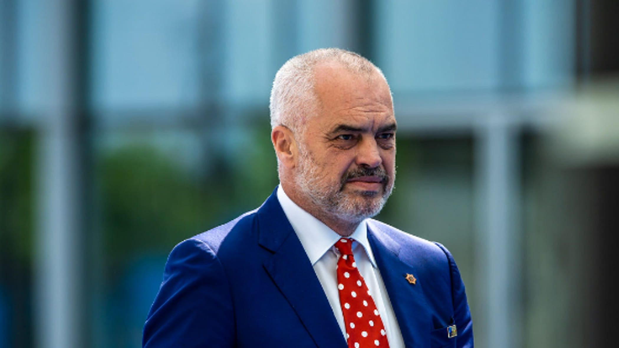 Edi Rama bir gazeteciyi zorluyor: Görüntüler dava konusu oluyor. Facebook'ta şu yorumu yaptı: “Kabul edilemez bir jest ama beni korkutmadı”