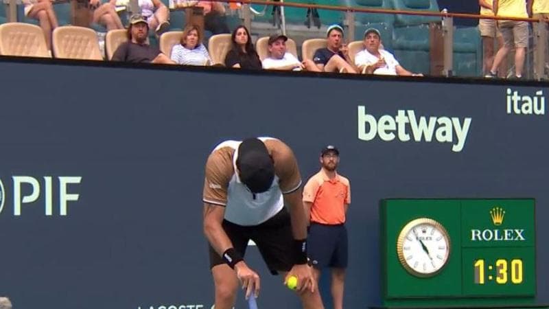Berrettini, malore a Miami durante il match con Murray: soccorso dai medici, riprende a giocare ma perde in tre set