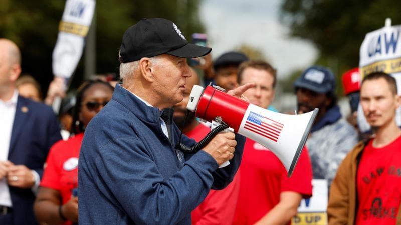 Biden accelera sull’auto elettrica: “Nel 2032 saranno più del 50%”