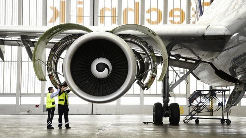 UN AEREO LUFTHANSA IN RIPARAZIONE