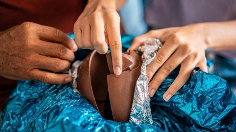 Ecco perché la nuova moda è pesare l’uovo di Pasqua. Ma alcuni supermercati lo vietano