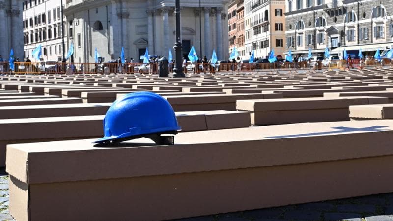 Incidenti sul lavoro, nella notte cede cestello in galleria in Trentino: tre operai gravissimi