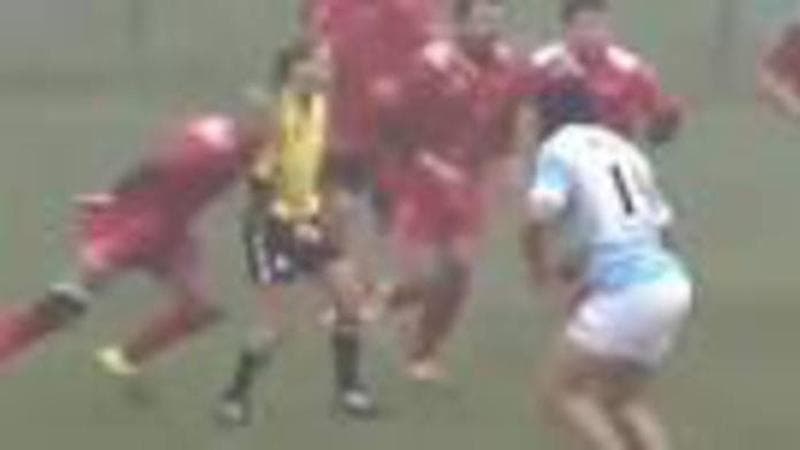 Il momento del placcaggio all'arbitra