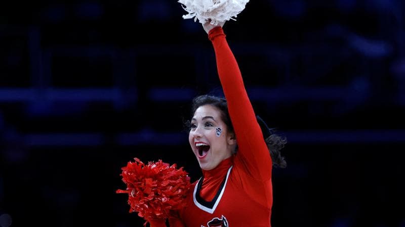 Giappone, le scuole proteggono le cheerleader: “Basta foto sotto le gonne, indosseranno pantaloncini”