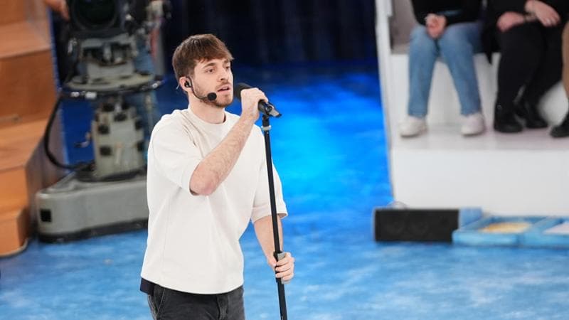 Holden, tra canzoni e i suoi due gatti ad Amici 23
