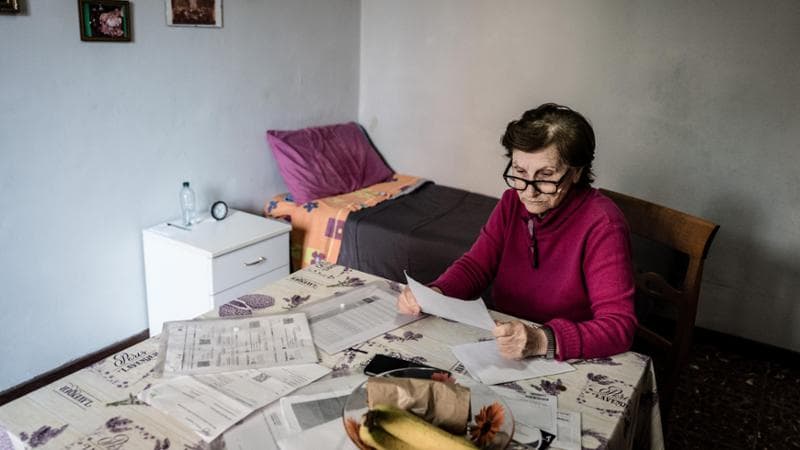 Vittorina Luciani nella sua casa al quartiere Alessandrino. Roma. Luigi Narici