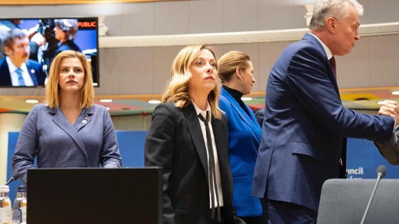 Meloni a Bruxelles frena sull’escalation: “Non ho visto clima di guerra”. Gelo su von der Leyen: “Immagino un’Europa diversa”
