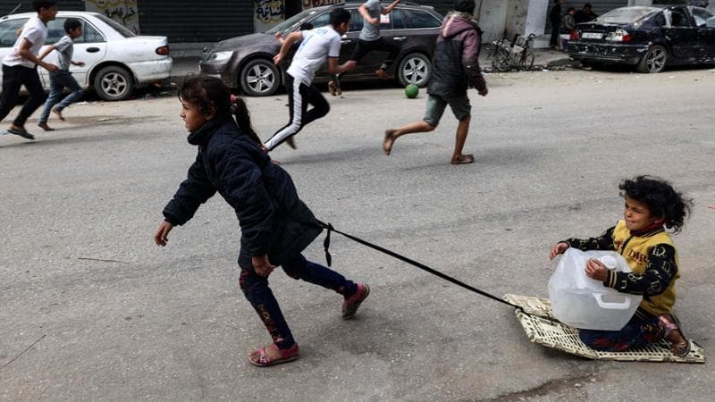 Solidarietà, aiuti e sorrisi: a Gaza la guerra non ha ucciso l’amicizia
