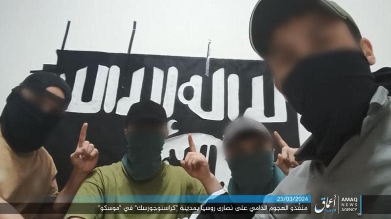 L’Isis diffonde le foto dei terroristi di Mosca: passaporti del Tajikistan e targa bielorussa. Cosa sappiamo dei 4 arrestati. E cosa c’entra l’Ucraina