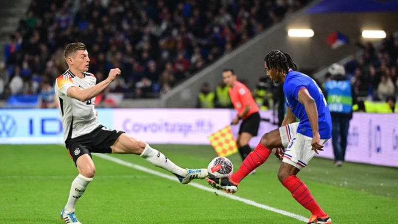 Kross in azione contro la Francia
