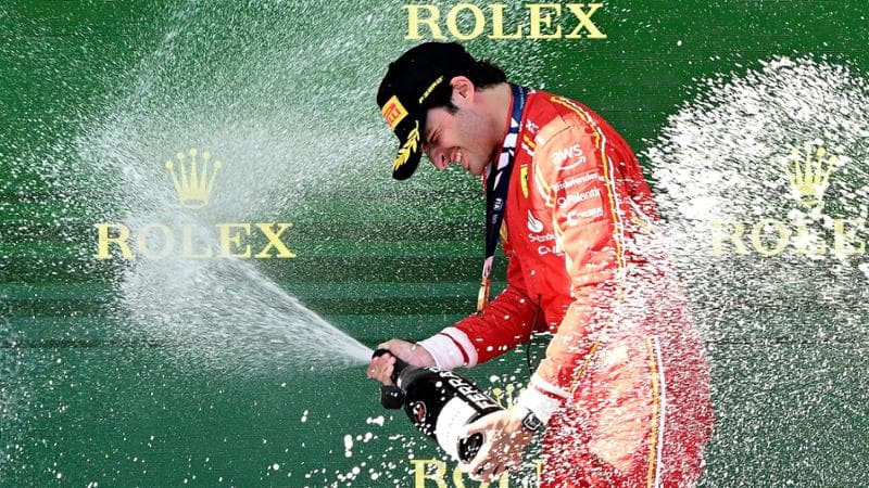 Carlos Sainz festeggia sul podio