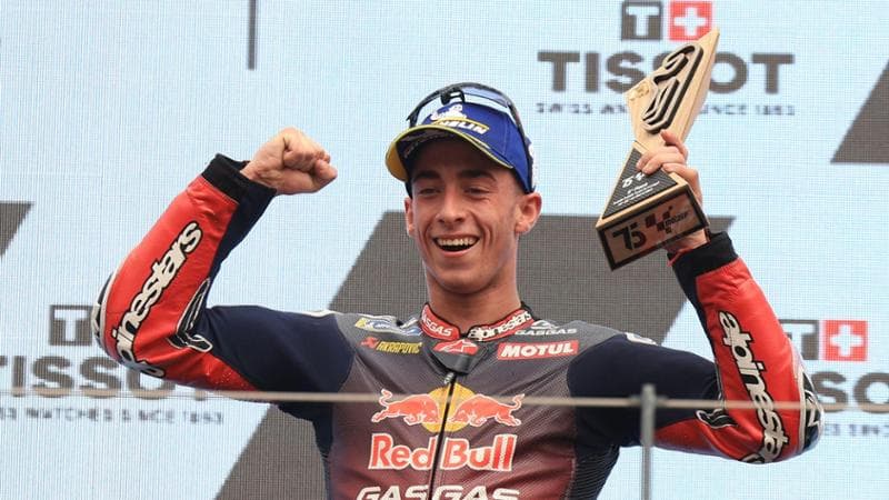 Pedro Acosta festeggia sul podio il terzo posto nel Gp del Portogallo